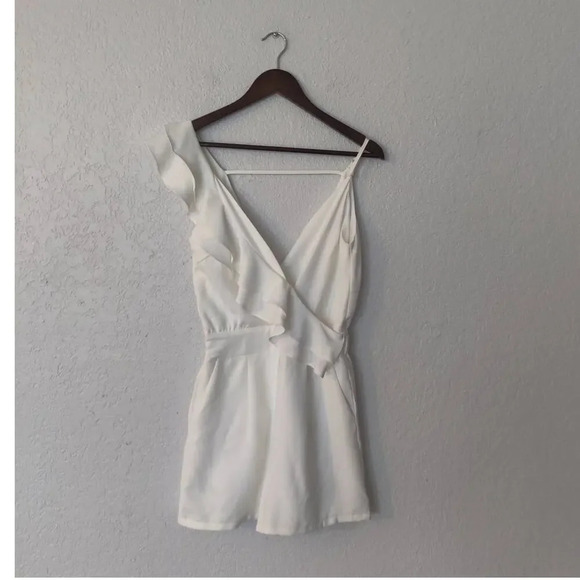 TCEC White Romper Ruffle One Shoulder Cap Short Sleeve V-Neck Size S - Picture 1 of 8